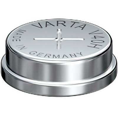 Gros plan d'une pile bouton en argent étiquetée 'VARTA' et 'Made in Germany'.