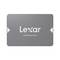 Disque SSD Lexar présenté de face, SSD rectangulaire gris avec le logo Lexar centré.