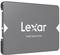 Disque SSD Lexar gris présenté dans une photo de produit, avec le logo et le texte « Solid State Drive » sur la face avant.