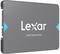 Lecteur à état solide Lexar, SSD rectangulaire gris montré en perspective avec des accents de flèche bleue.