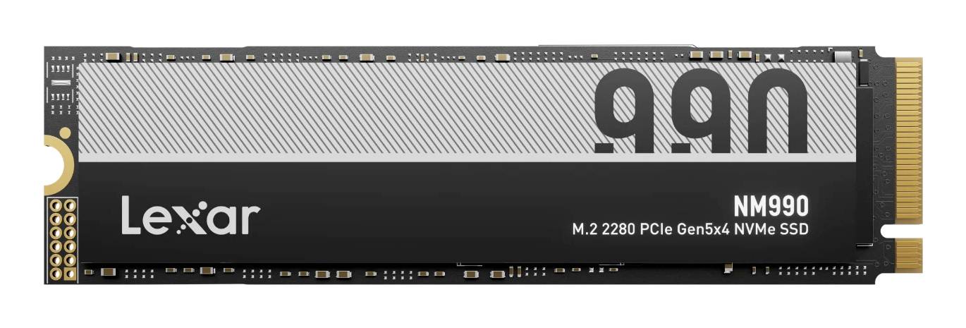 Lexar NM990 M.2 2280 PCIe Gen5x4 NVMe SSD présenté dans une image de produit, avec un dessus de style dissipateur thermique noir et argent et un bord connecteur doré.