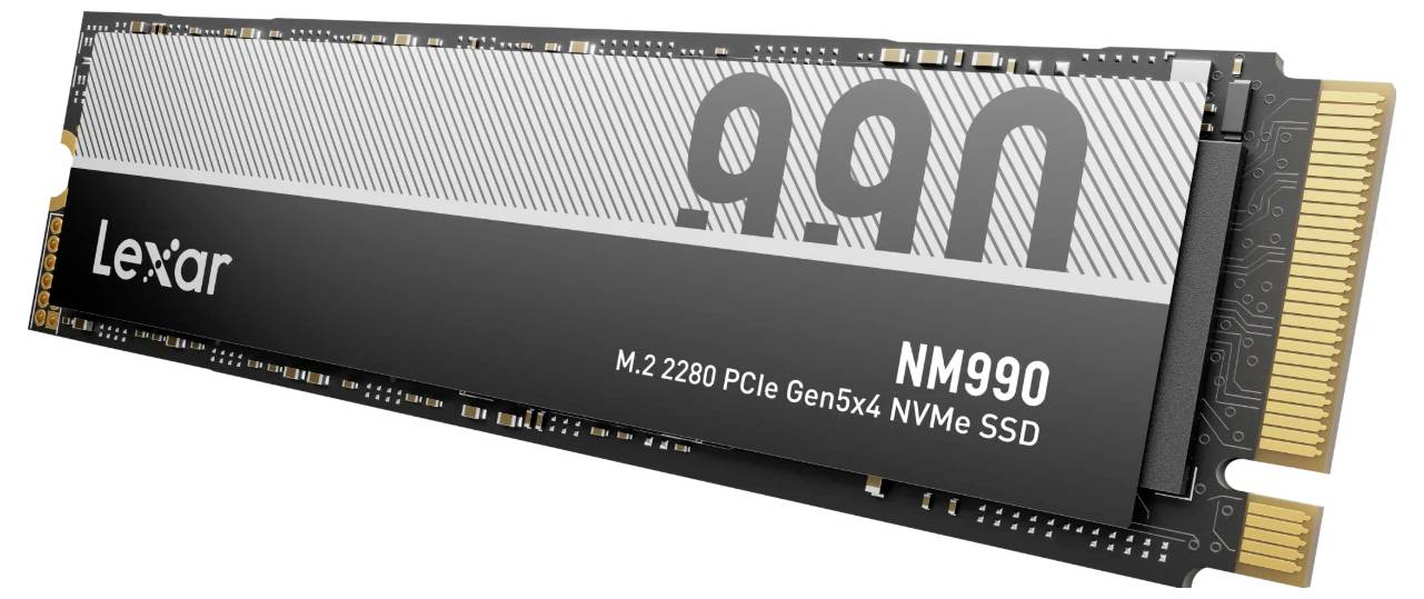 Lexar NM990 M.2 2280 PCIe Gen5x4 NVMe SSD présenté en vue de produit en angle avec connecteur doré.