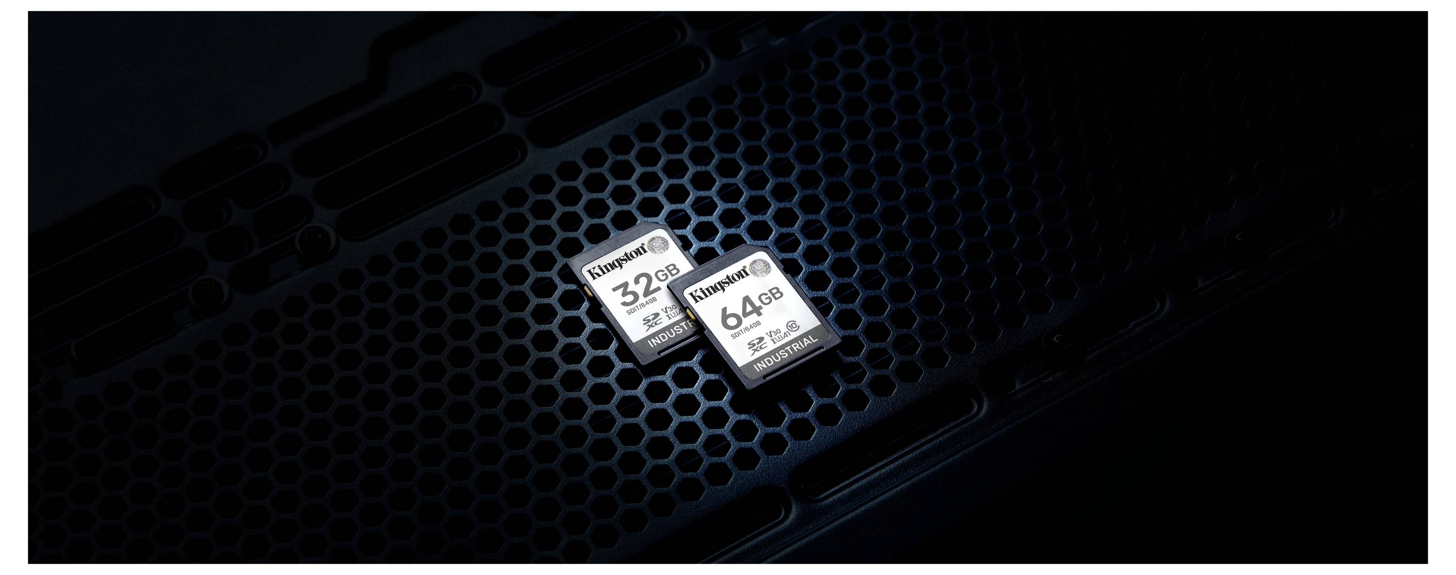 Deux cartes mémoire sur une surface hexagonale sombre, étiquetées 320 Go et 64 Go, suggérant une capacité de stockage ou une compatibilité d'appareil.