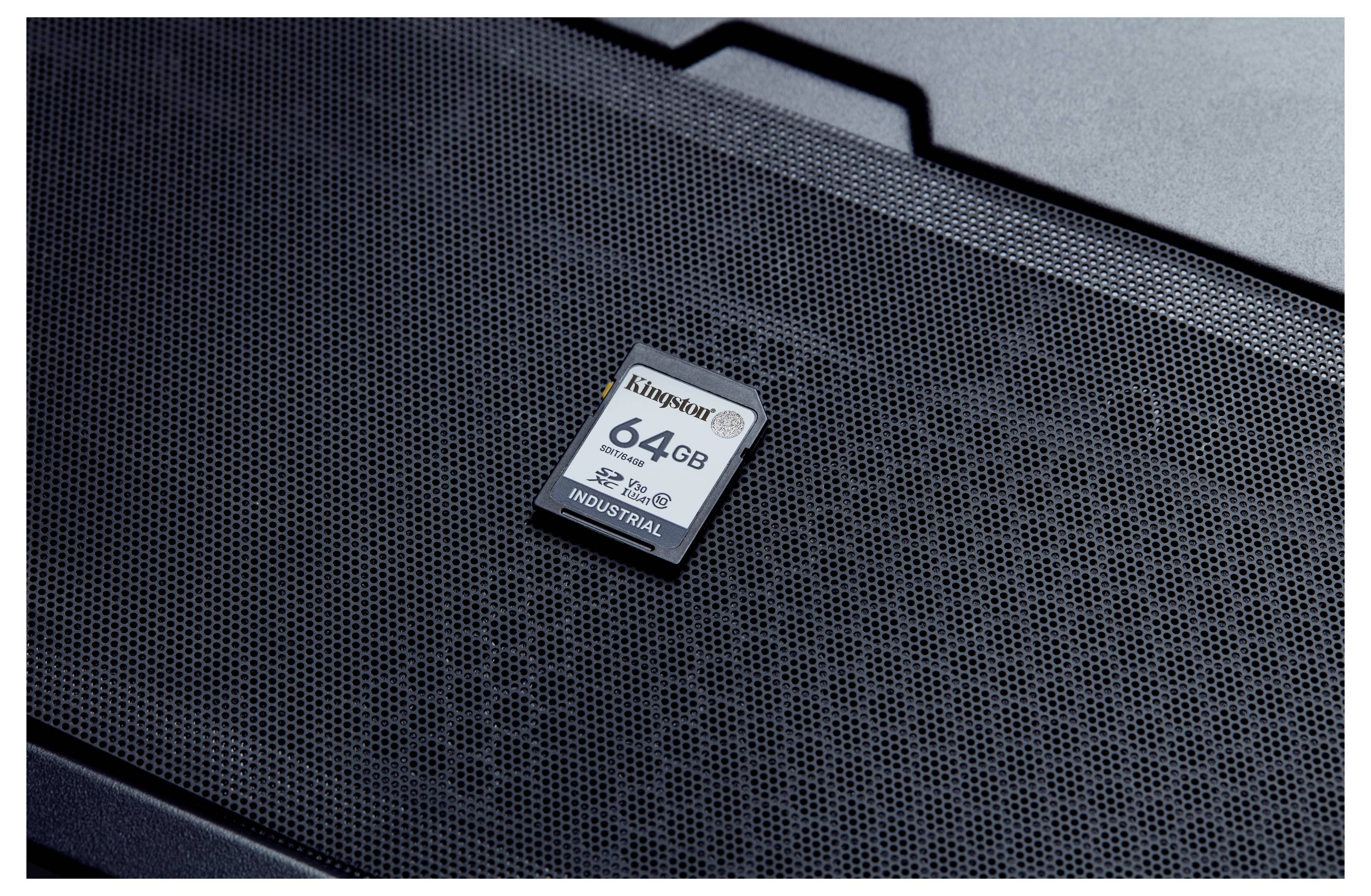 Une carte SD Kingston Industrial de 64 GB posée sur une surface noire texturée.