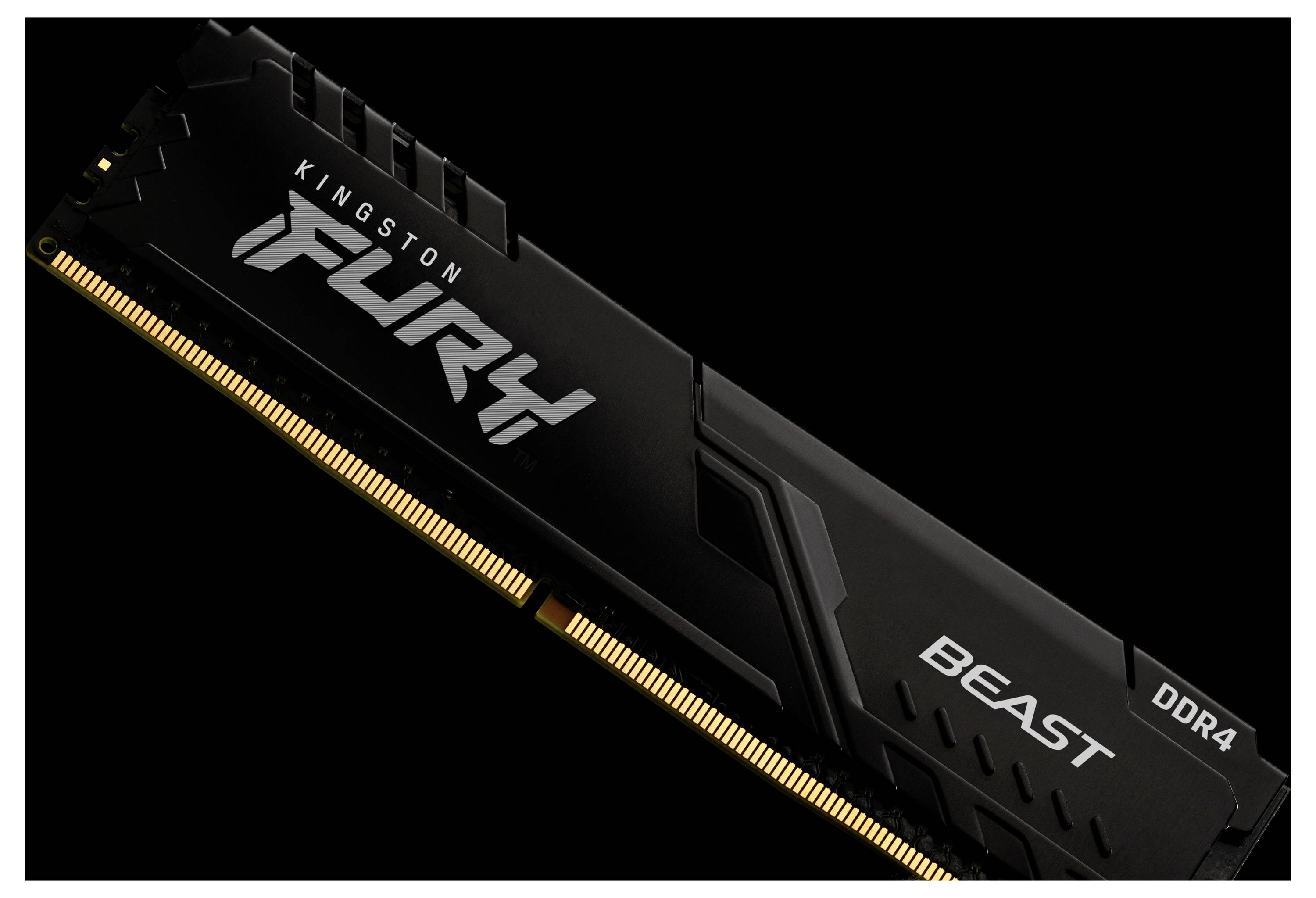 Module de RAM DDR4 Kingston FURY Beast noir présenté selon un angle, avec les broches de connecteur dorées visibles et la marque sur un fond sombre.