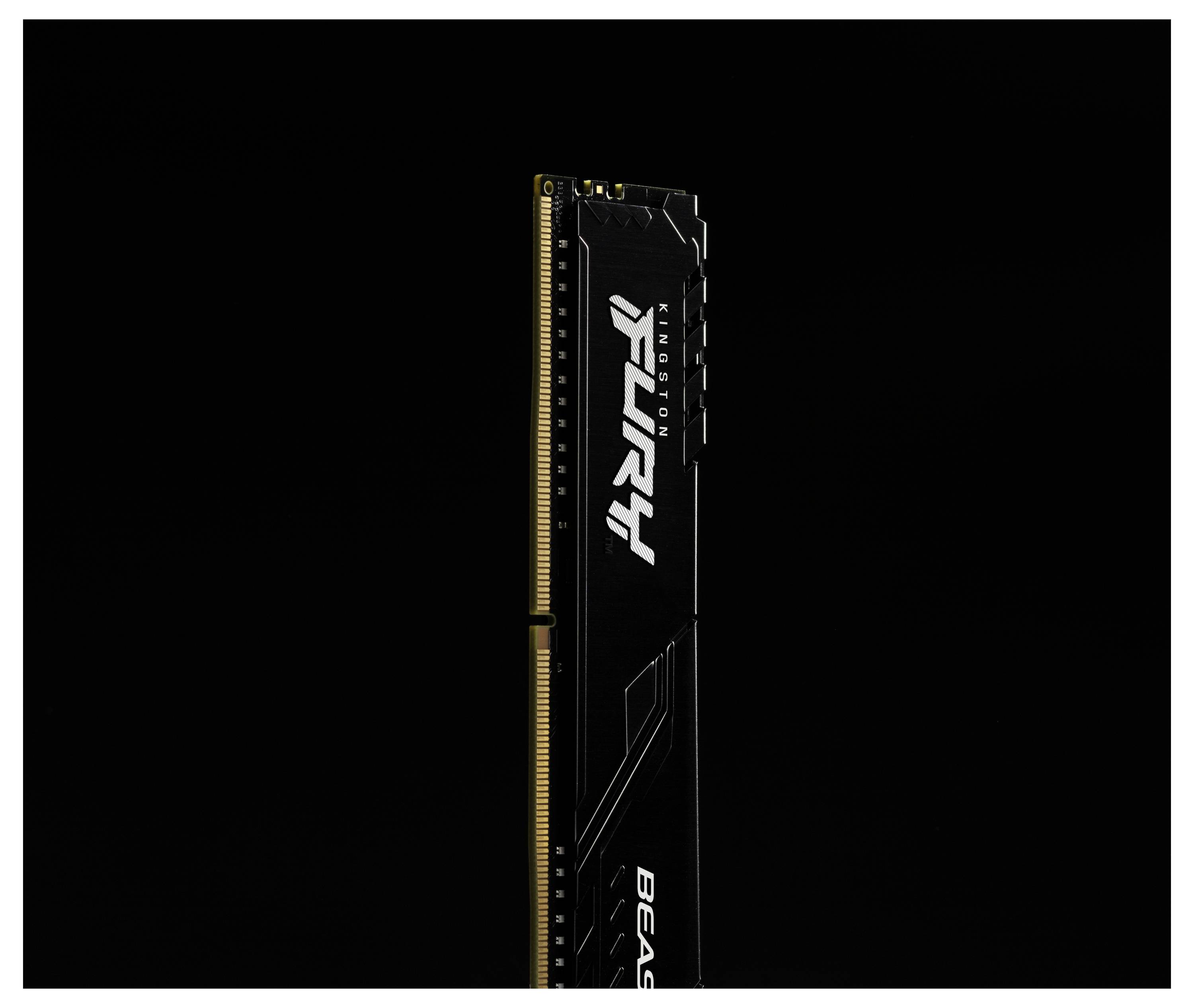 Un module de mémoire DDR3 HyperX Beast noir unique montré verticalement sur un fond noir.