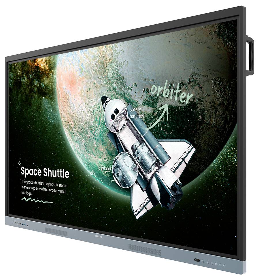 Un grand écran plat affiche un navette spatiale en orbite volant dans l'espace près de la Terre, avec les étiquettes « Navette spatiale » et « orbiteur » sur l'écran.