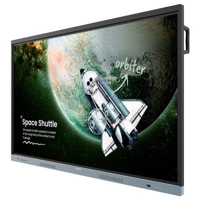 Un grand écran plat affiche un navette spatiale en orbite volant dans l'espace près de la Terre, avec les étiquettes « Navette spatiale » et « orbiteur » sur l'écran.
