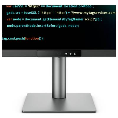 Un moniteur à écran plat sur un pied affiche du code sur un écran noir, avec une base et une colonne argentées sur un fond blanc.