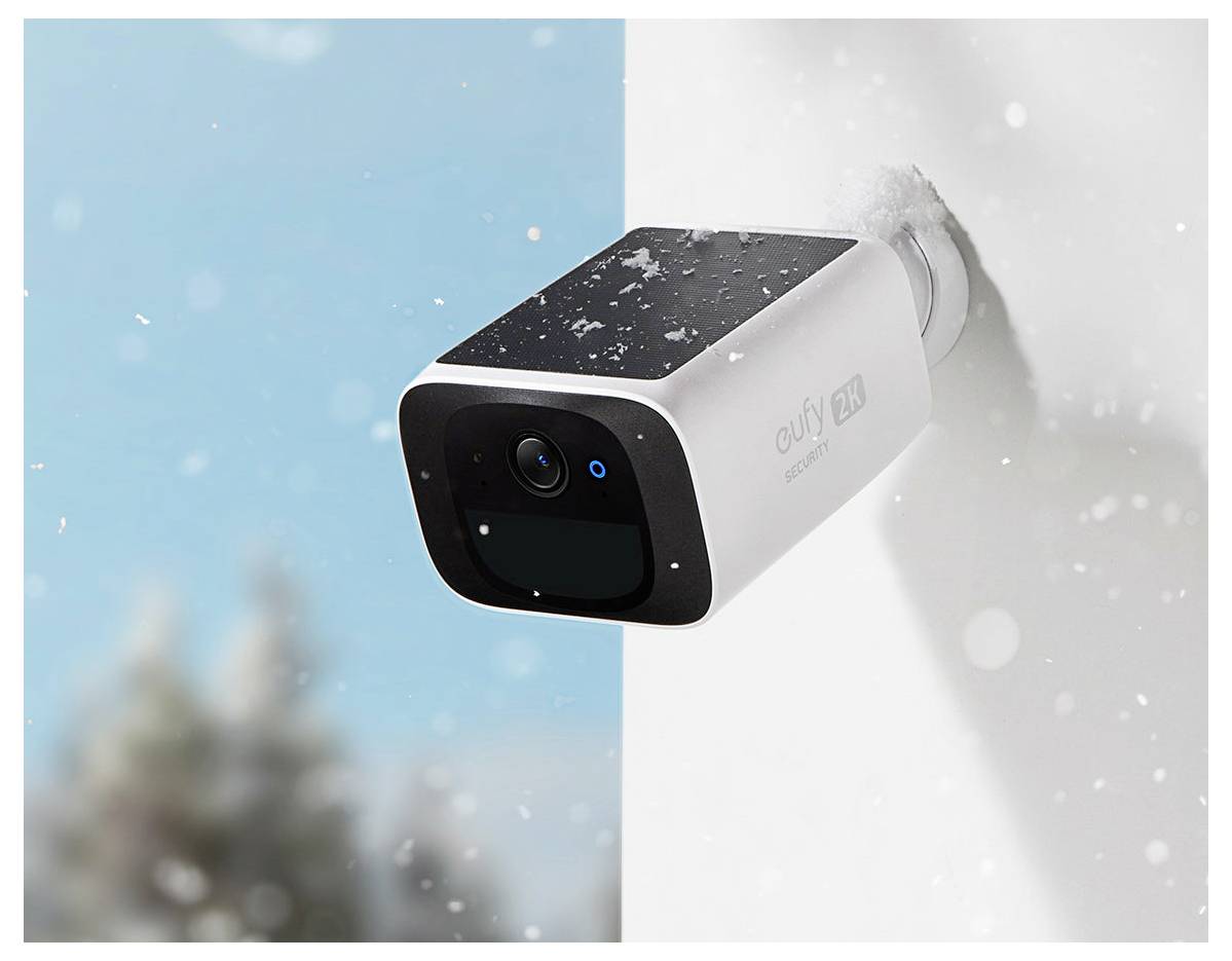 Caméra de sécurité Eufy blanche montée sur un mur, photographiée à l'extérieur dans la neige, mettant l'accent sur la résistance aux intempéries et la surveillance domestique.