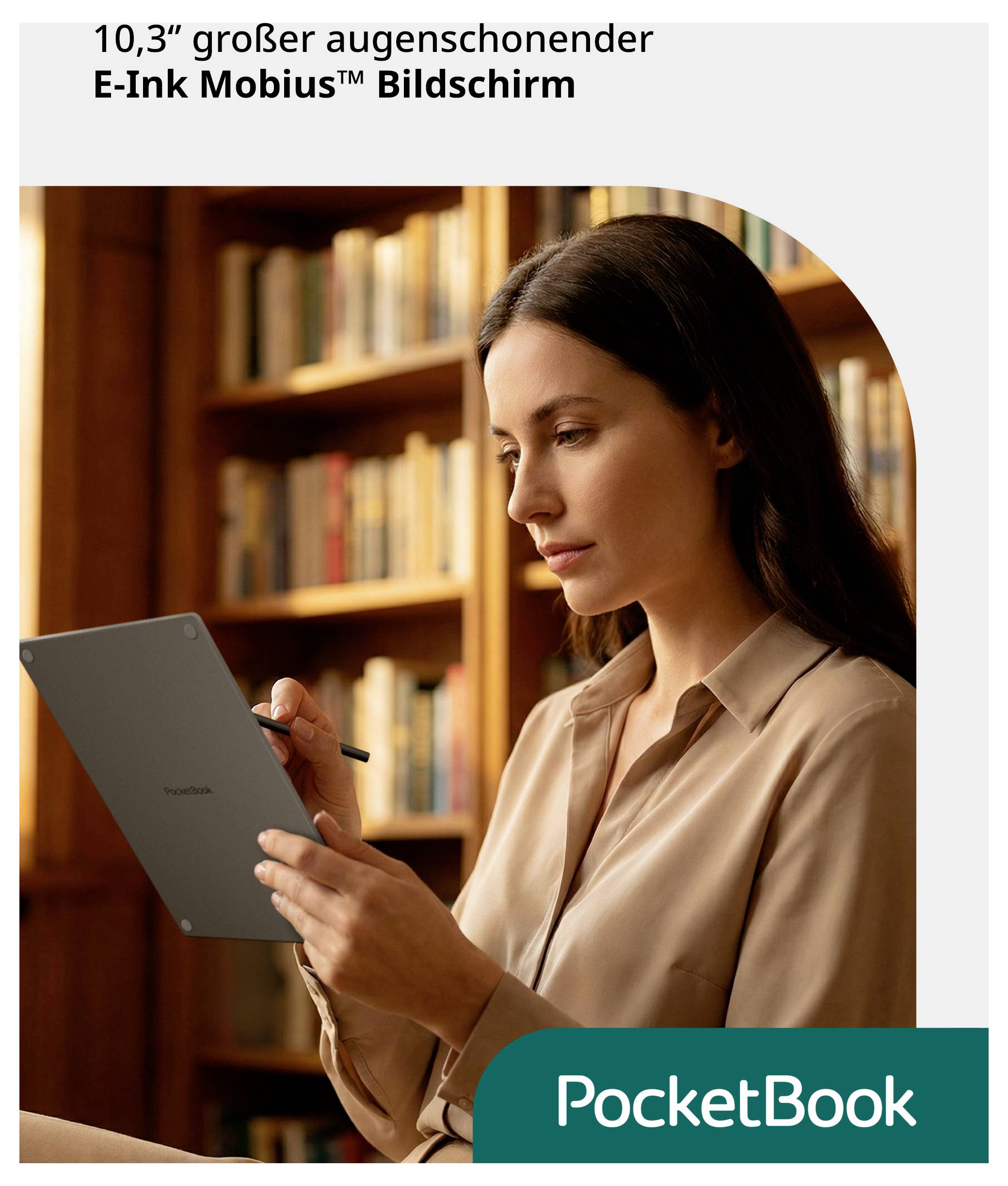 Une femme utilise une liseuse PocketBook avec un écran E-Ink Mobius de 10,3 pouces dans un cadre bibliothéque.