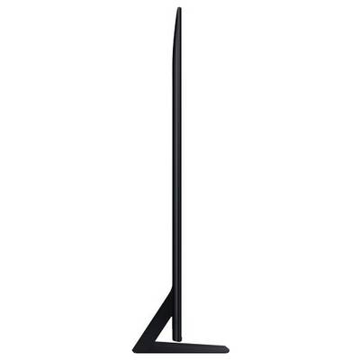 Lampe de bureau minimaliste noire avec une tige verticale élancée et une base triangulaire sur fond blanc.