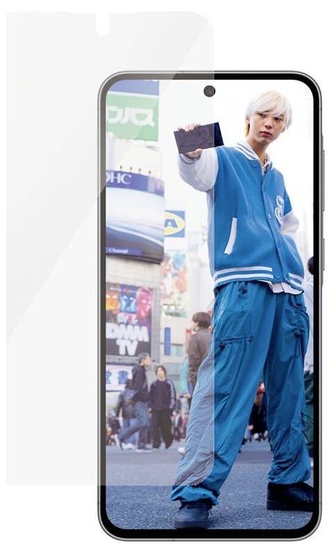 Un smartphone affiche une personne en survêtement bleu qui prend un selfie dans une rue de la ville.