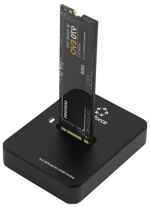 Un SSD NVMe inséré dans un socle/adaptateur M.2 noir étiqueté « M.2 SATA/NVMe M Key » et « Gen4 » avec le logo « force ».