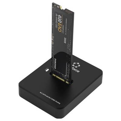 Un SSD NVMe inséré dans un socle/adaptateur M.2 noir étiqueté « M.2 SATA/NVMe M Key » et « Gen4 » avec le logo « force ».