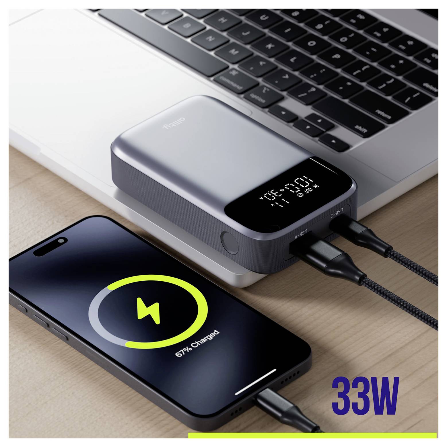 Batterie externe portable grise avec affichage numérique du niveau de batterie et deux ports USB, présentée dans une vue de style produit avec des encadrés détaillés.