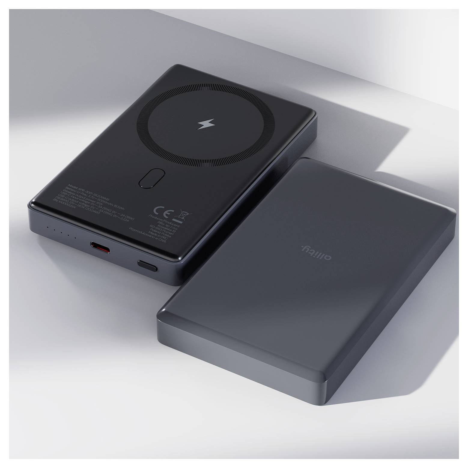 Deux chargeurs portables noirs et minces sont présentés, l'un en vue de face avec un plateau de charge sans fil et un port USB-C, l'autre en vue arrière avec un logo.