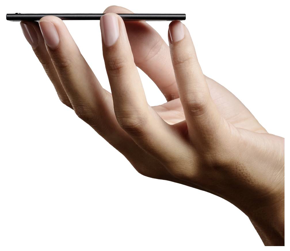 Gros plan d'une main pinçant un mince smartphone noir ou un appareil de type stylet contre un fond blanc.