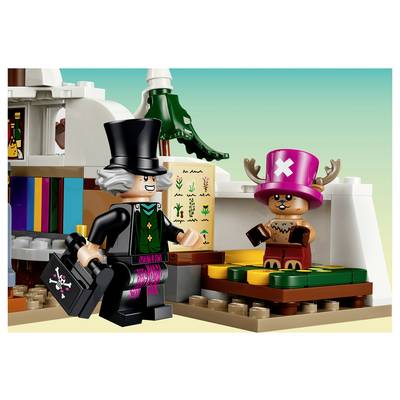 Deux figurines LEGO sur le pont coloré d'un navire : une figurine souriante au haut-de-forme portant une mallette en forme de crâne fait face à un petit personnage coiffé d'un chapeau rose avec un X blanc.