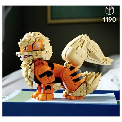 Figure renard style LEGO construite à partir de briques orange et beige, posée sur un socle de présentation bleu.