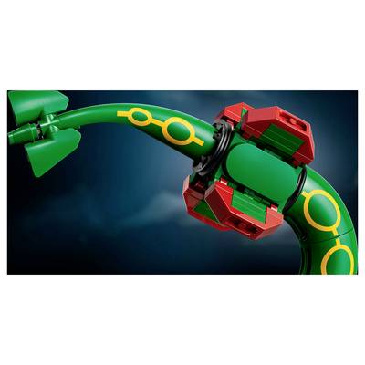 Tube courbe vert lié par des modules en forme de pince rouge et des anneaux jaunes sur un fond sombre, suggérant un assemblage de pipeline robotisé ou modulaire.