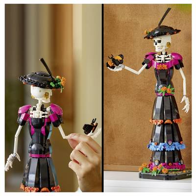 Photos côte à côte d'une figurine de squelette de style LEGO dans une robe rose et noire et un chapeau, en cours d'ajustement par une main sur la gauche et complètement exposée sur un support sur la droite.