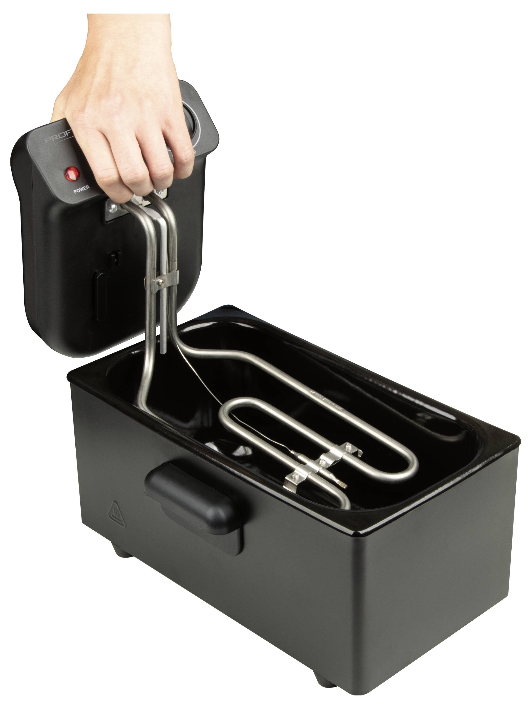 Main plaçant un chauffage par immersion électrique dans un bain-marie noir ou un récipient de réchauffement placé sur le plan de travail.