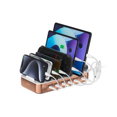 Station de recharge multiappareils contenant plusieurs smartphones et tablettes branchés avec des câbles blancs, organisés dans une station de recharge de bureau.