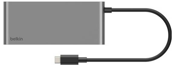 Hub/adaptateur USB-C Belkin avec un court câble noir et un connecteur s'étendant d'un boîtier rectangulaire gris.