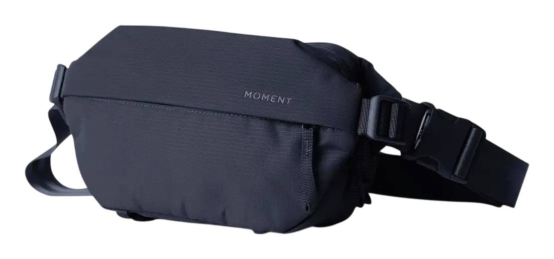 Sac à taille Black Moment avec sangle réglable, présenté sur un fond blanc.