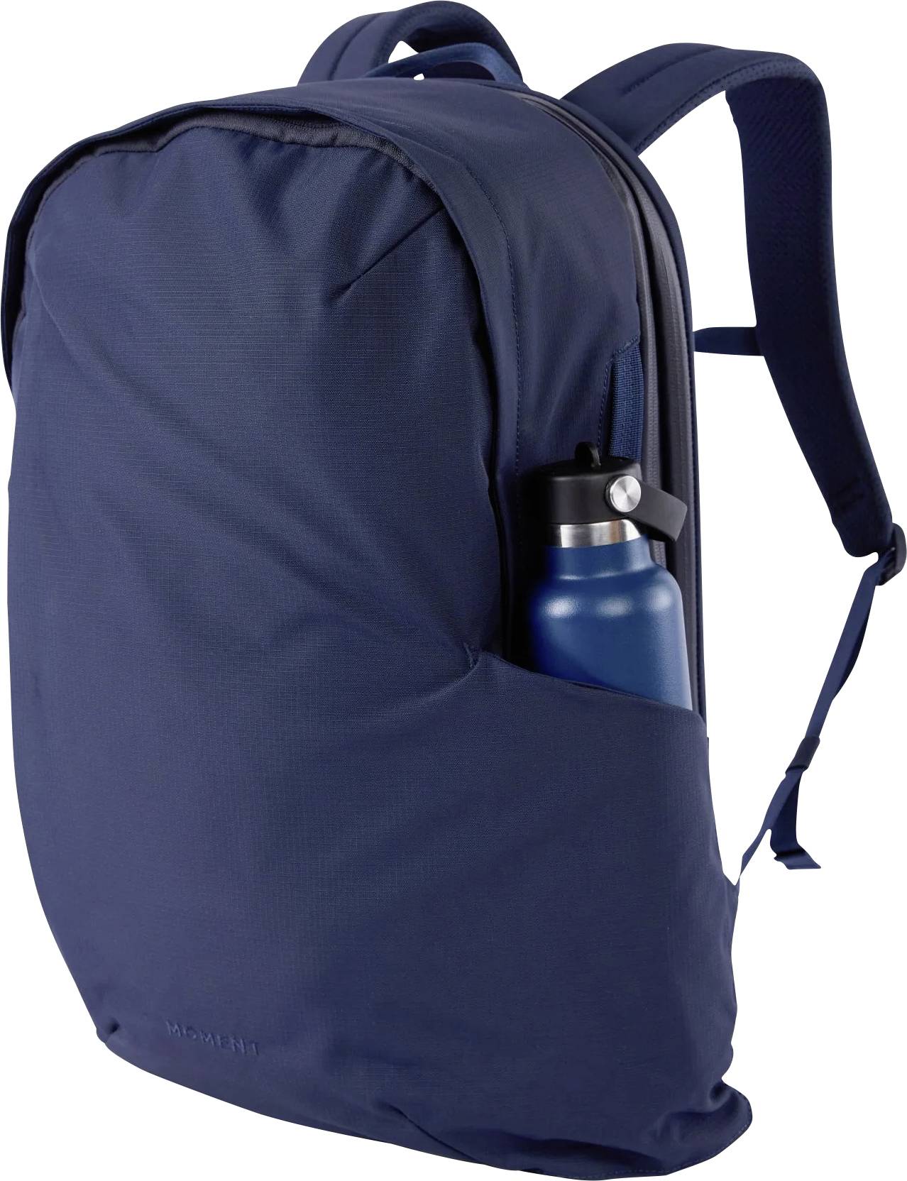 Sac à dos bleu marine avec une poche latérale contenant une bouteille d'eau, présenté sur un fond blanc.