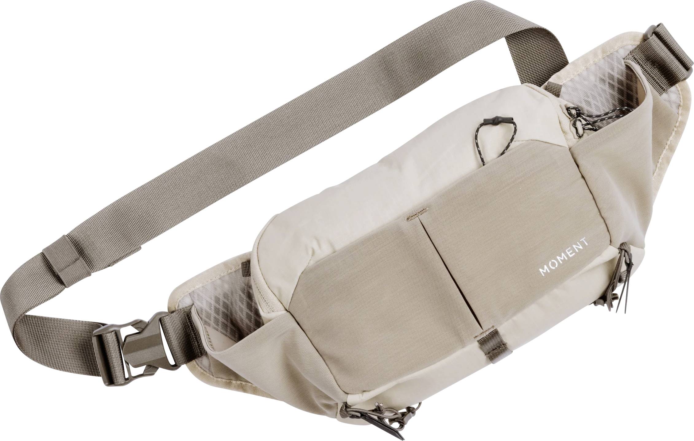 Sac banane/sac à taille beige avec bandoulière ajustable et poches à fermeture éclair à l'avant, présenté sur fond blanc.