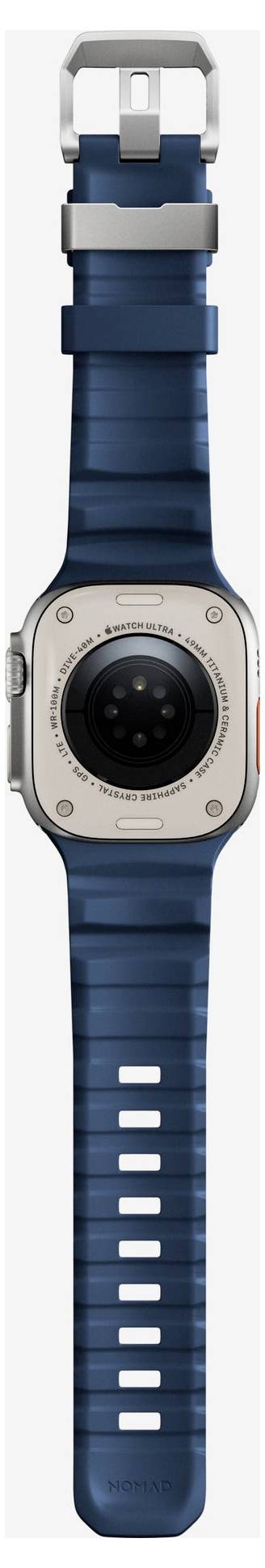 Une montre intelligente bleue avec un boîtier carré argenté, un cadran noir rond et un bracelet bleu assorti, vue de face.