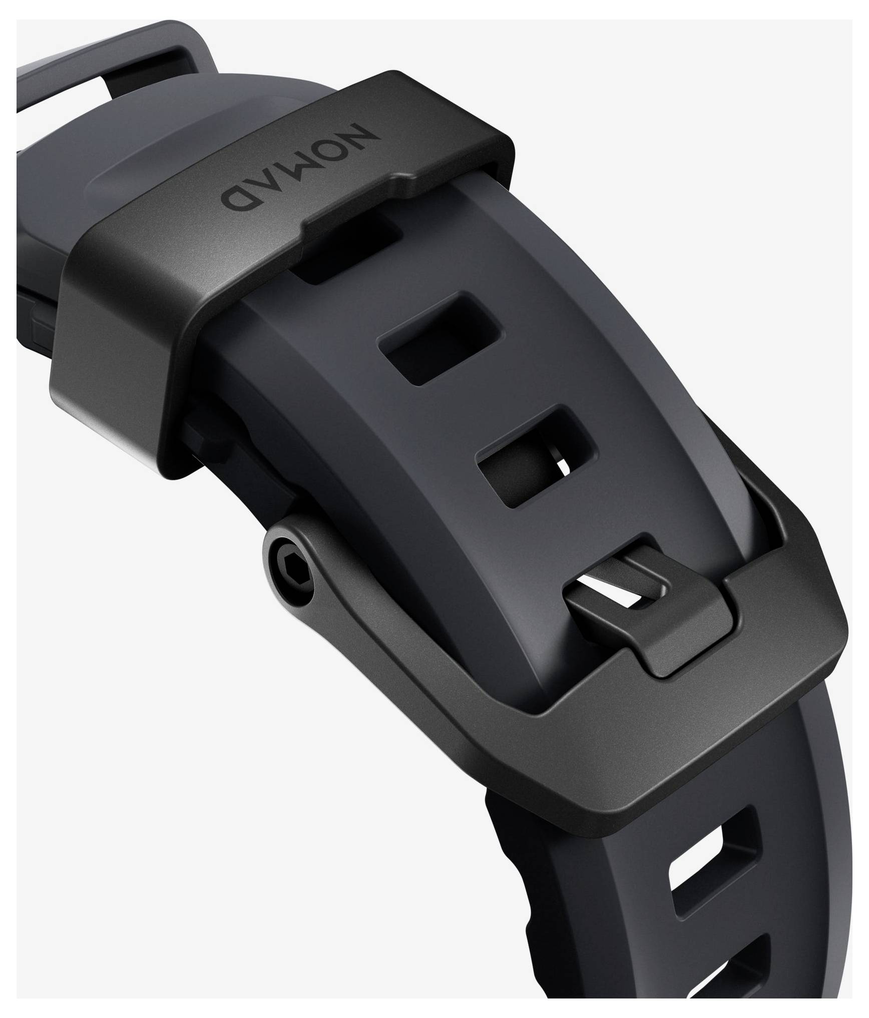 Gros plan d'un bracelet de montre noir avec une boucle grise, montrant la boucle et les trous d'ajustement.