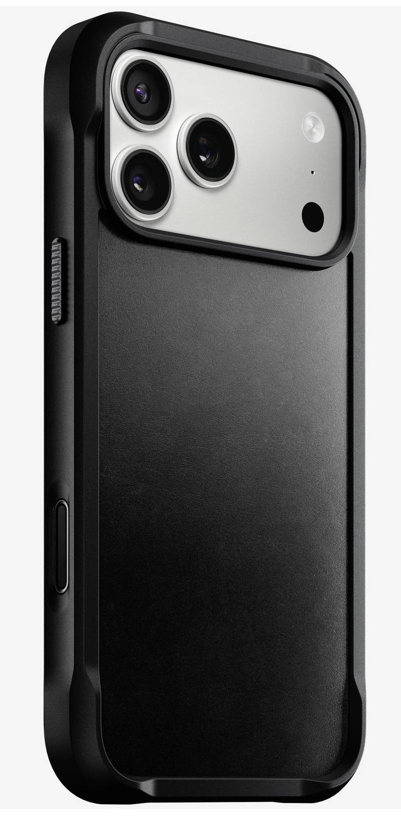 Étui de smartphone noir avec une découpe surélevée pour triple caméra et boutons latéraux, présenté sur un fond uni.