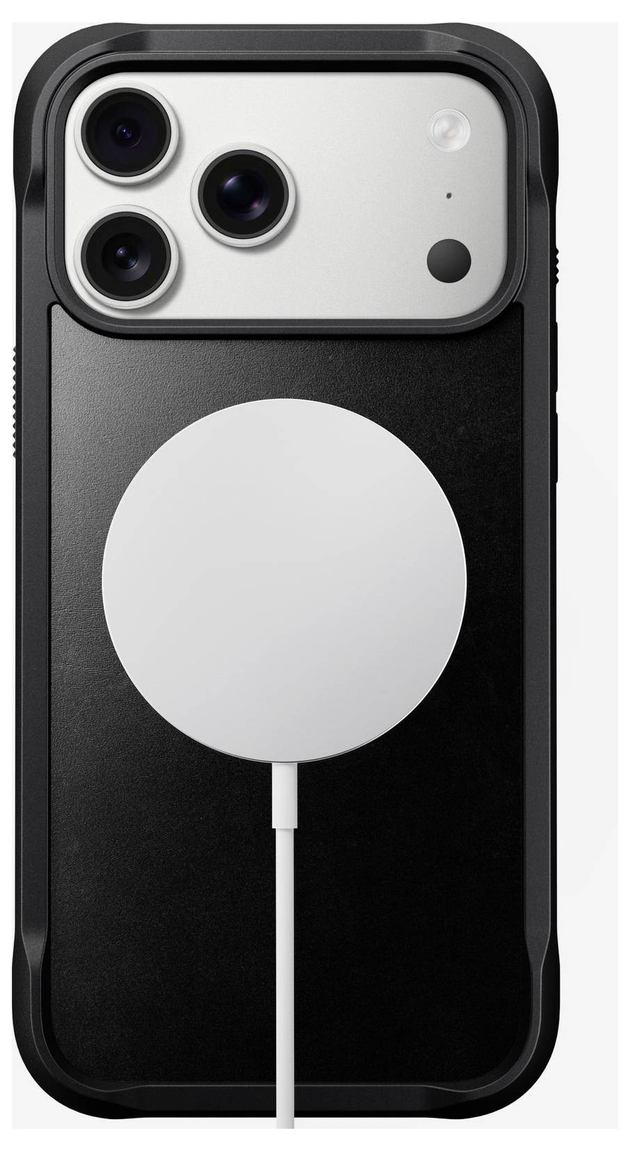 Étui iPhone noir avec un puck de charge MagSafe centré attaché, montré avec la découpe de caméra en haut à gauche.