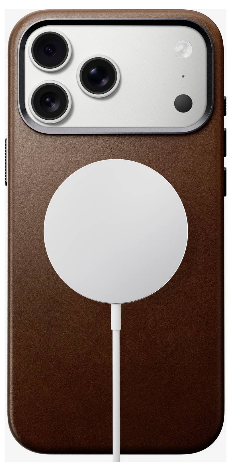 Verso d'une coque de téléphone intelligent brun avec une ouverture pour triple appareil photo et un palet de chargement magnétique attaché au centre.
