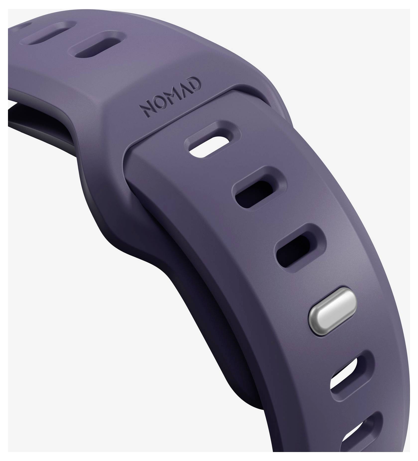 Gros plan d'un bracelet de montre en silicone violet avec des trous d'ajustement et une boucle de fermeture en métal.