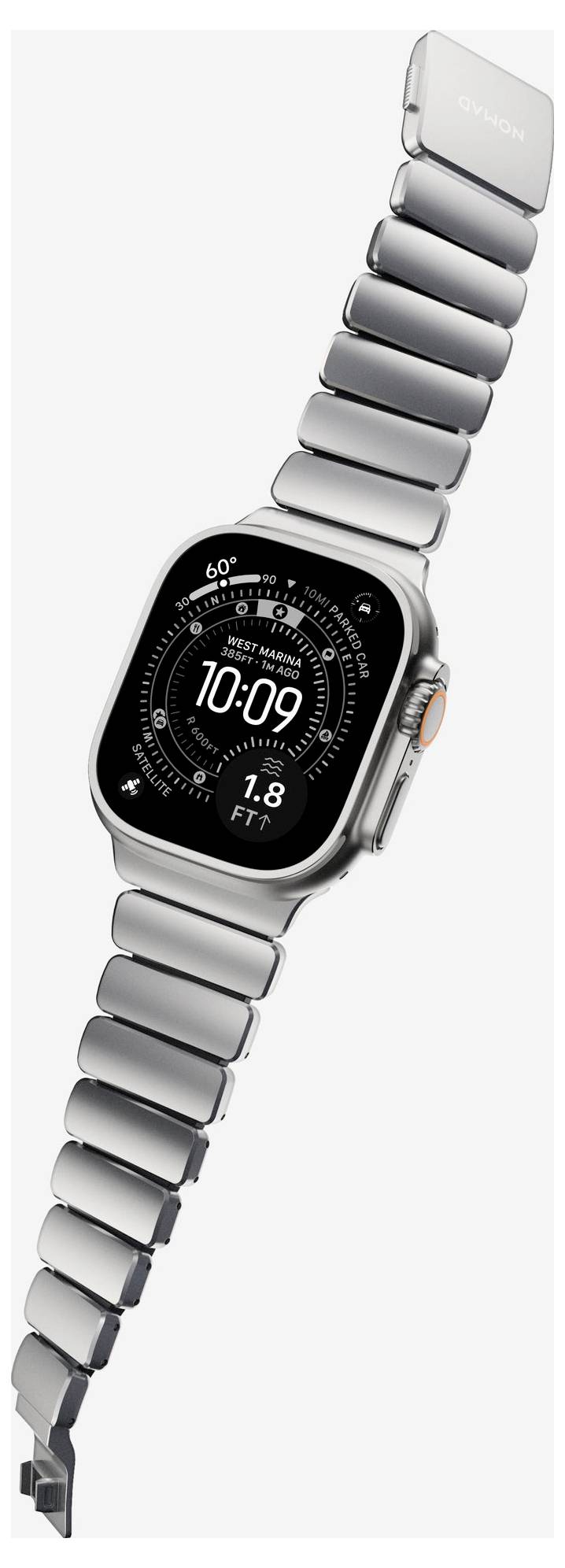 Montre Apple Watch argentée avec un cadran noir, affichage numérique montrant 10:09 et 1.8 FT, inclinée avec un bracelet à mailles métalliques sur un fond blanc