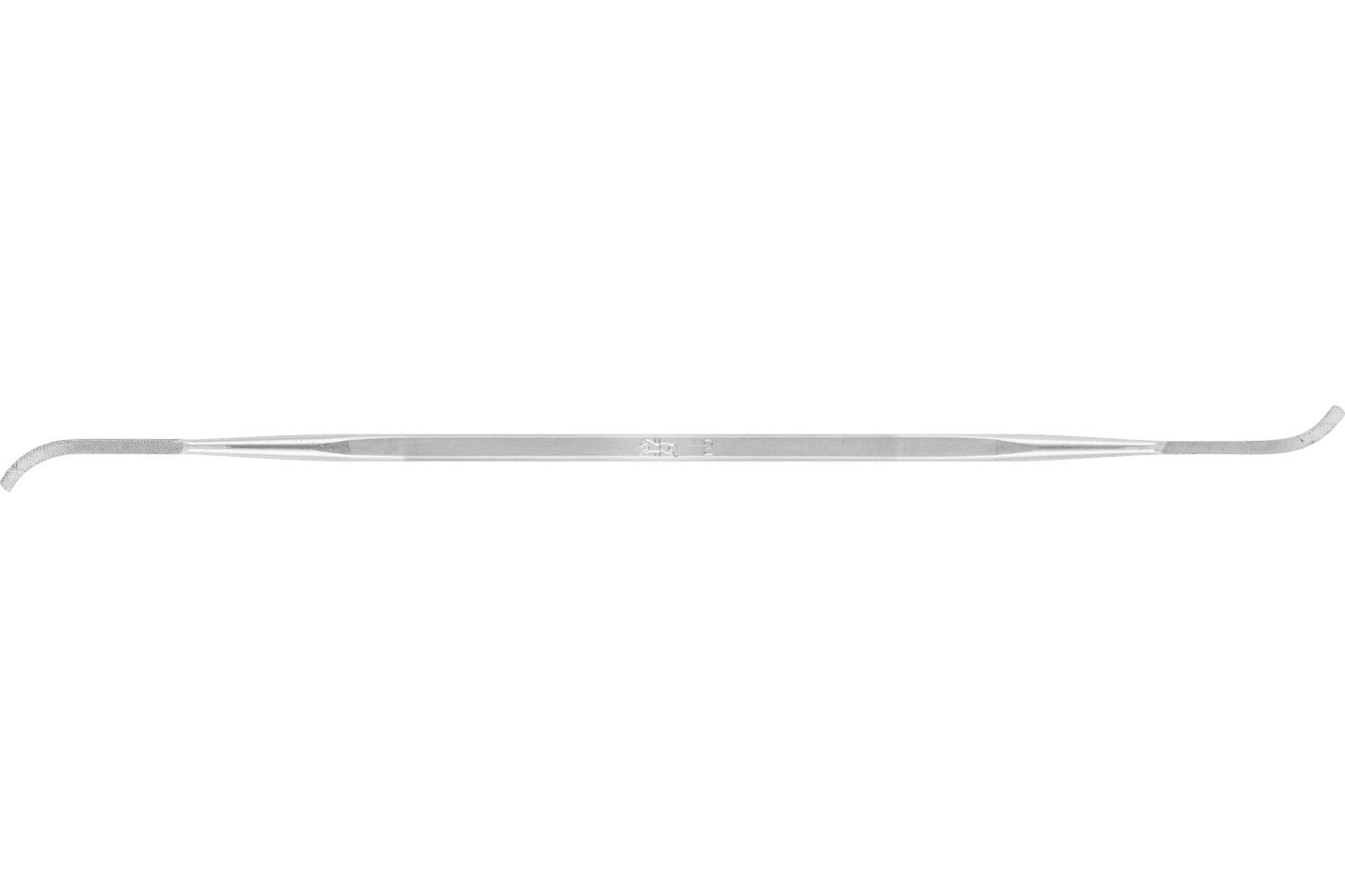Une longue et fine sonde chirurgicale métallique avec une pointe recourbée à une extrémité et un crochet courbé à l'autre, présentée sur un fond blanc.