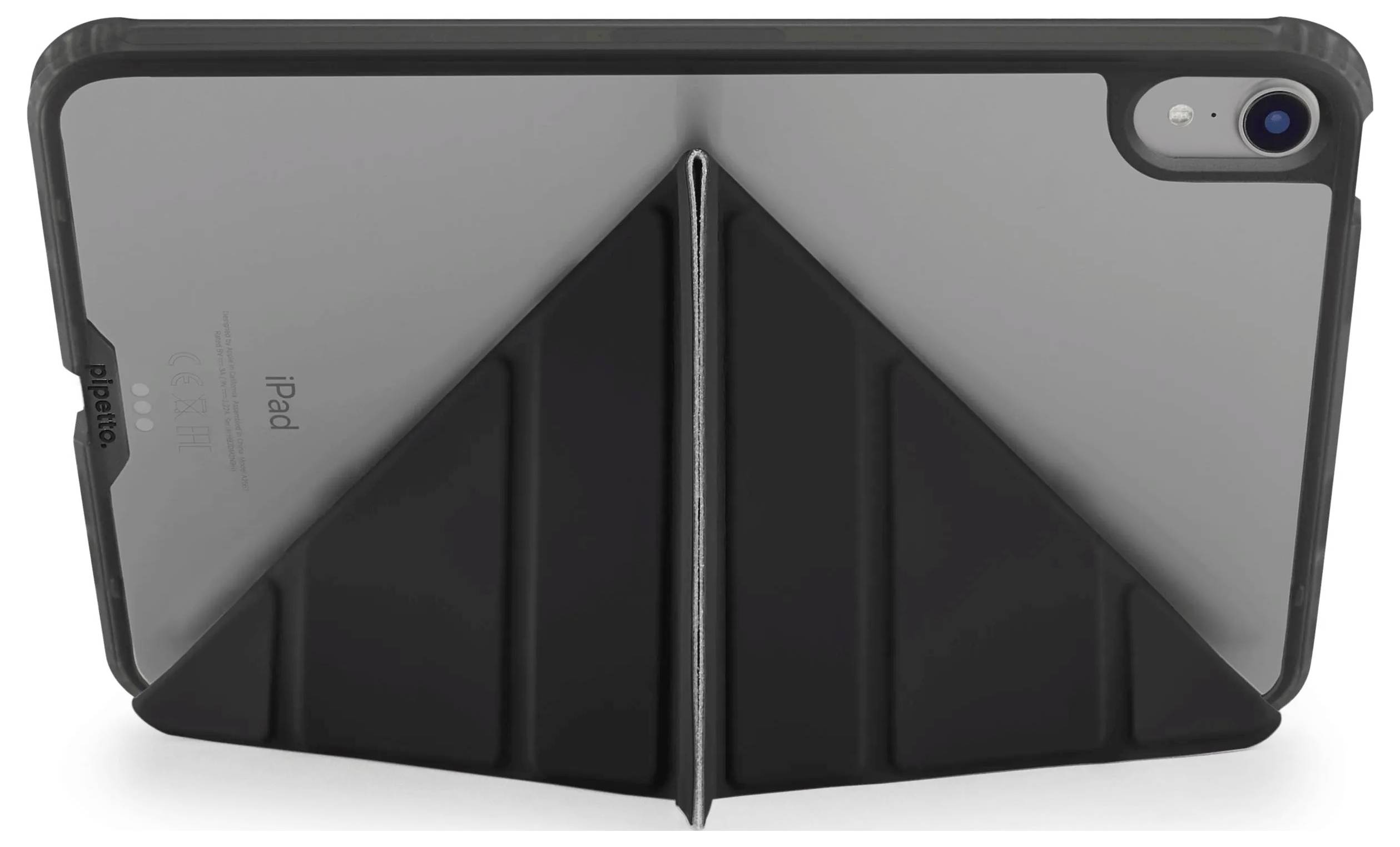 Vue arrière d'un iPad dans un étui de protection noir pliable, positionné verticalement dans une position de support triangulaire avec la caméra visible en haut à droite.