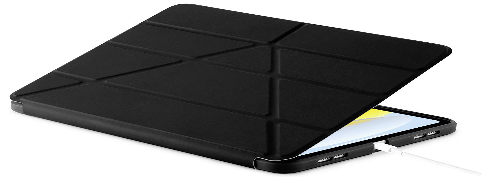 Étui de tablette pliable noir recouvrant partiellement une tablette, avec un câble de charge branché sur le bord inférieur.