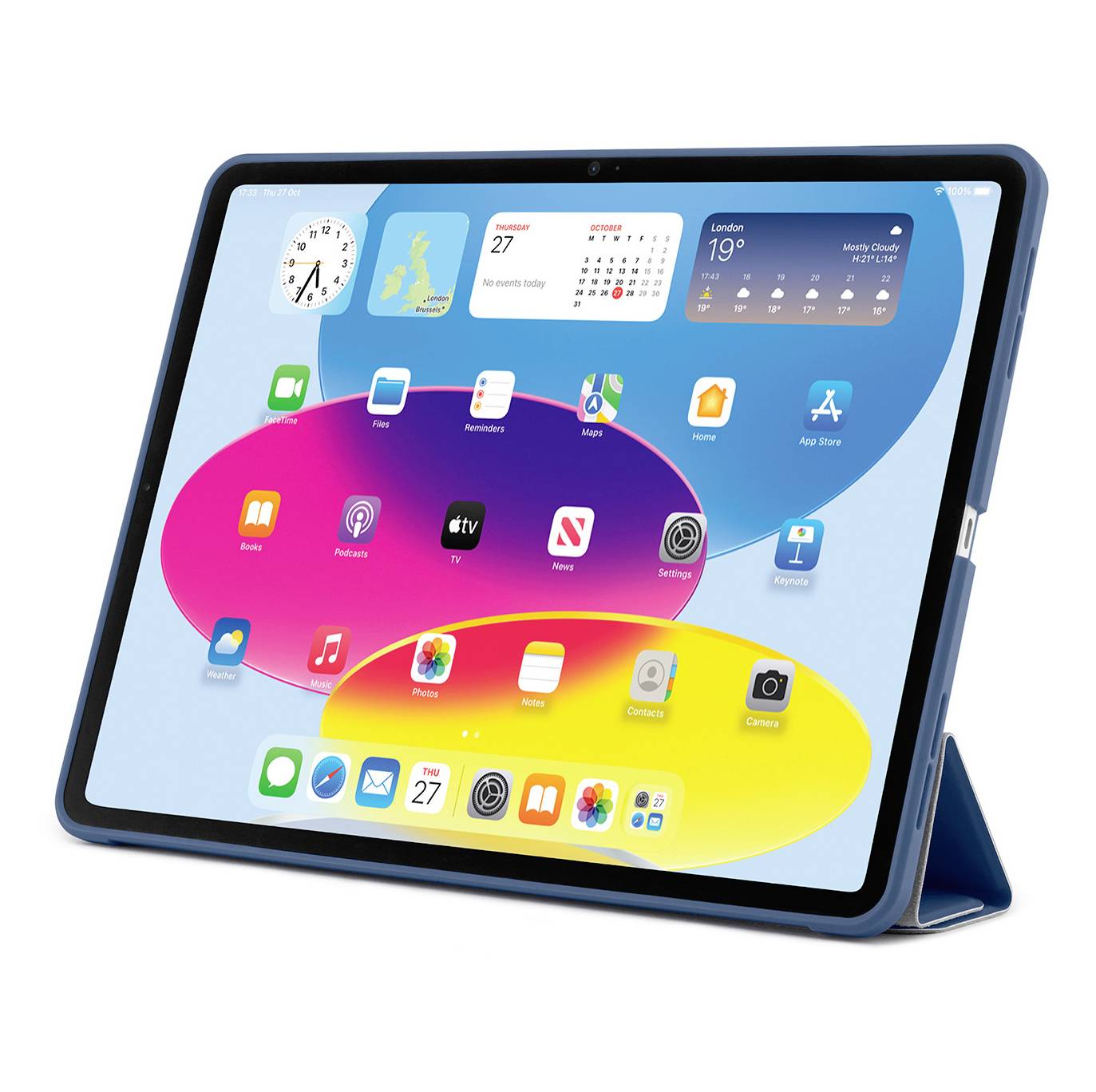 Tablette affichant un écran d'accueil coloré avec des icônes d'application, des widgets et un Apple Pencil sur un support bleu.