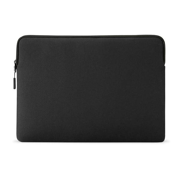 Étui ou housse de protection pour ordinateur portable noir avec fermeture éclair sur un fond blanc uni.