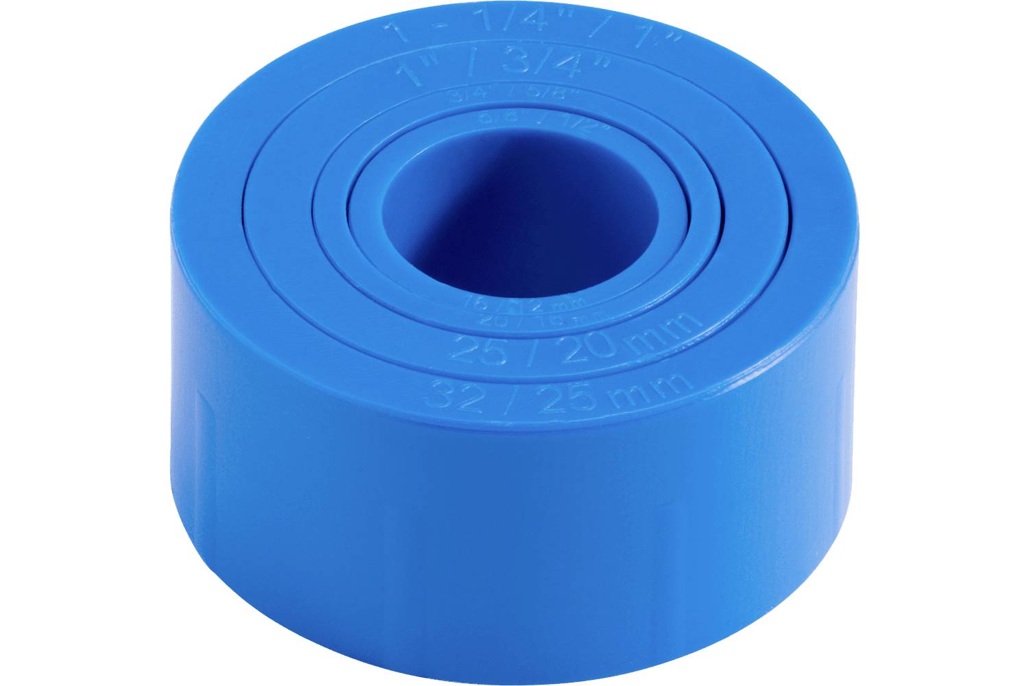 Raccord de tuyau plastique cylindrique bleu avec un trou central, montré sur un fond blanc.