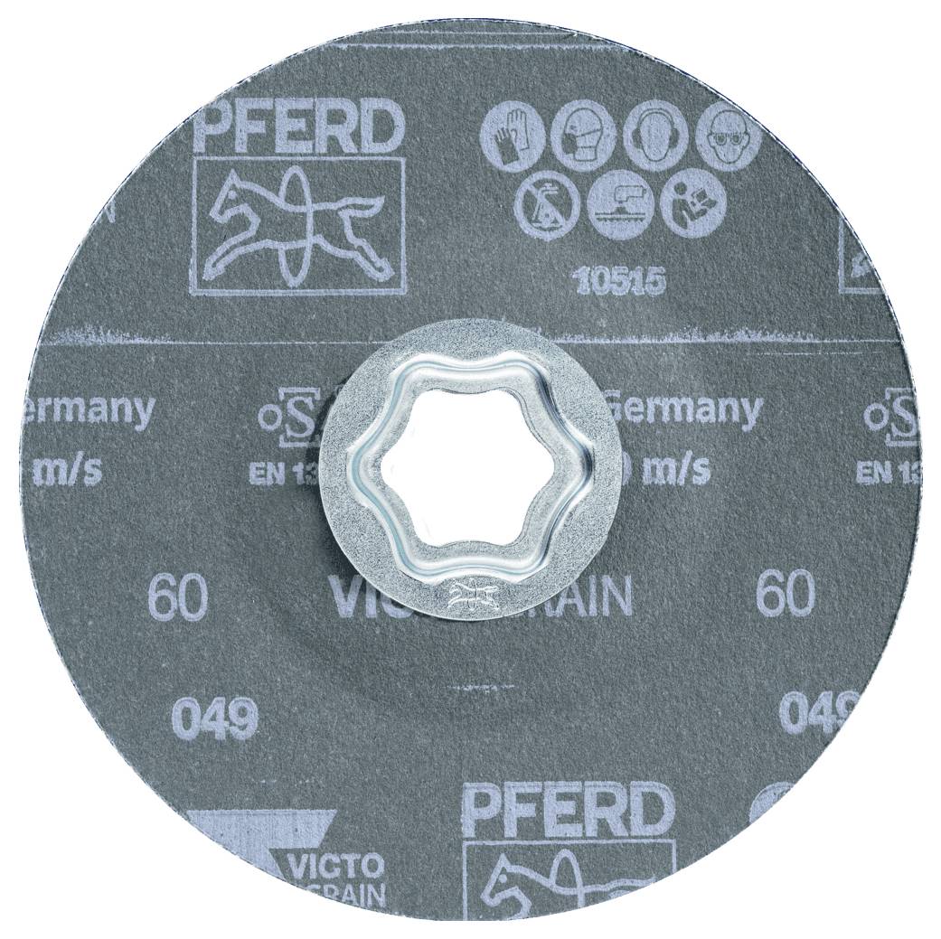 Gros plan d'un disque abrasif rond PFERD VICTOGRAIN avec un trou central d'arbor métallique pour un outil électrique.