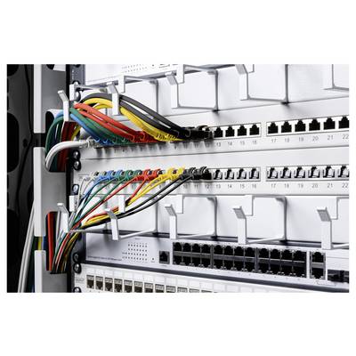Gros plan d'un commutateur réseau et d'un panneau de brassage avec des câbles Ethernet codés par couleur branchés sur les ports d'un rack serveur.