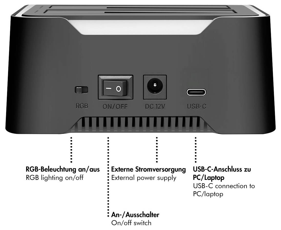 Une femme est assise sur un canapé près d'une fenêtre ensoleillée, regardant son téléphone intelligent et le chargeant avec un câble.