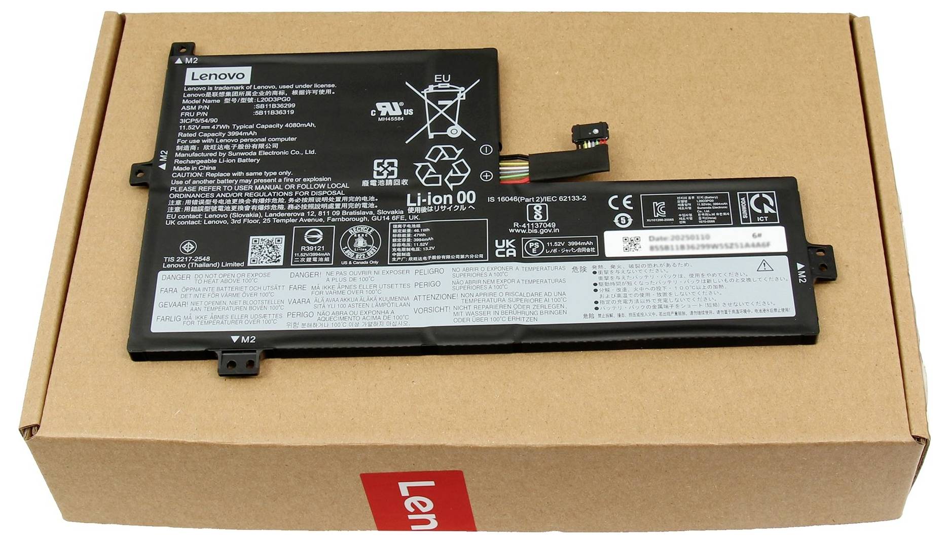 Deux batteries de ordinateurs portables Lenovo placées sur une boîte en carton, affichant les étiquettes de produit et les spécifications d'alimentation.