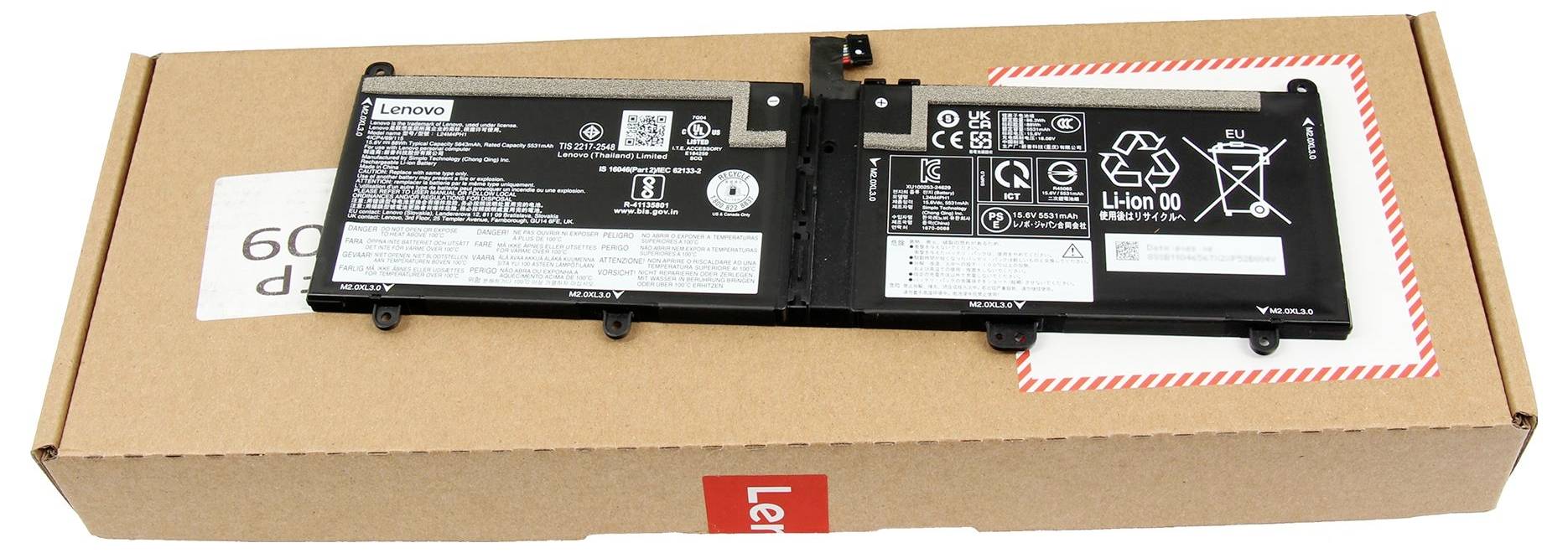 Deux packs de batteries de laptop Lenovo placés sur une boîte d'expédition Lenovo, présentés à titre d'identification de produit ou de contexte de pièce de remplacement.